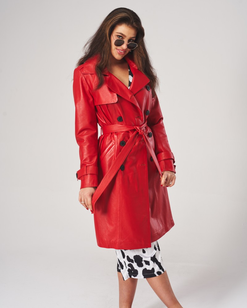 Czerwony płaszcz skórzany damski z paskiem, długimi rękawami i guzikami, idealny na zimowe dni