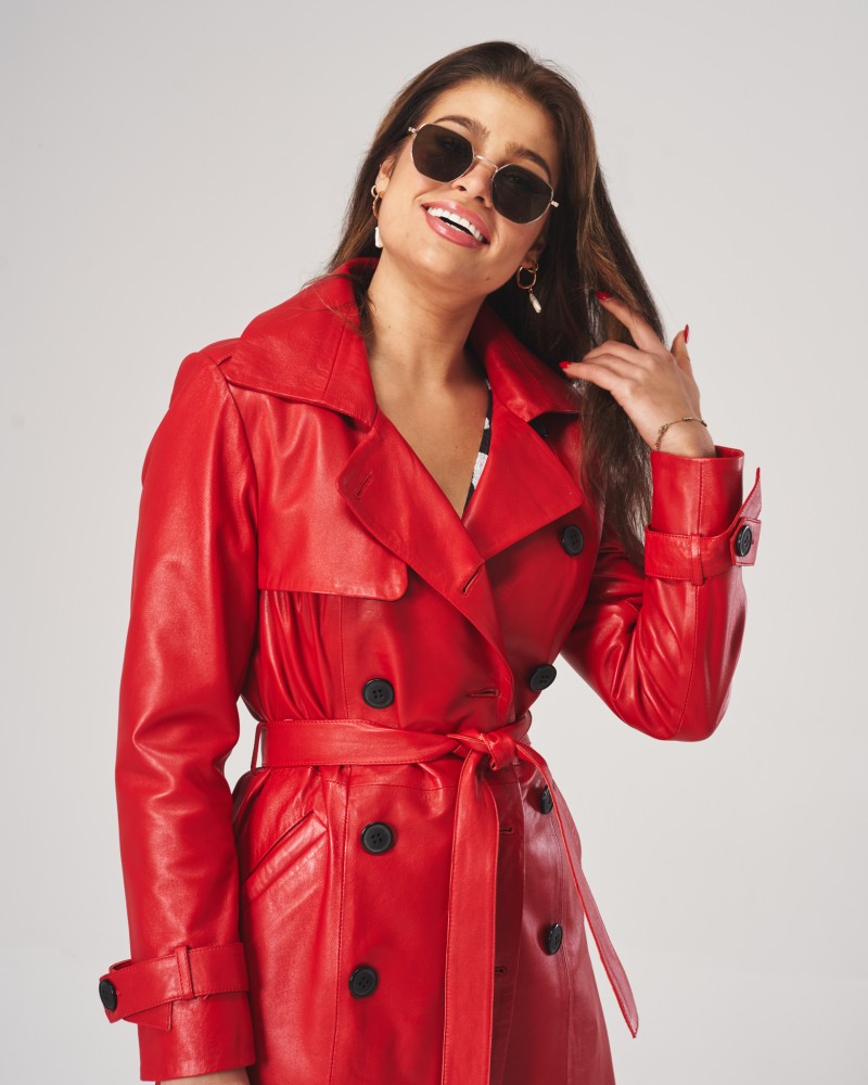 Czerwony płaszcz skórzany damski w intensywnym czerwonym kolorze z szerokim kołnierzem i paskiem w talii