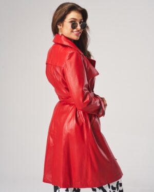 Czerwony płaszcz skórzany z paskiem, dużym kołnierzem i stylowym krojem, idealny na zimowe dni