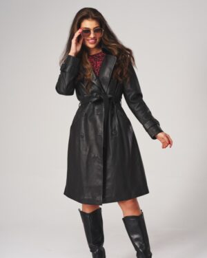 Czarny płaszcz skórzany z paskiem, dwurzędowy, z kołnierzem, idealny na zimowe dni