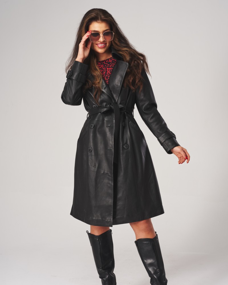 Czarny płaszcz skórzany z paskiem, dwurzędowy, z kołnierzem, idealny na zimowe dni