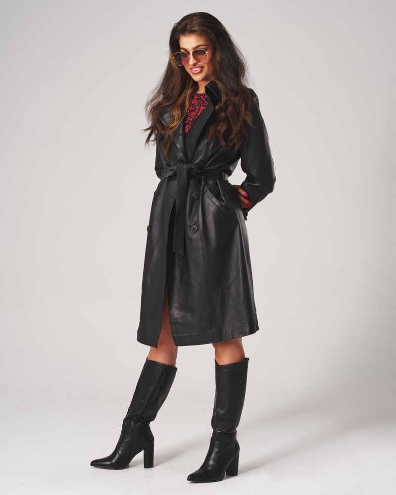 Czarny płaszcz skórzany z paskiem, długimi rękawami i klasycznym kołnierzem, idealny na zimowe dni