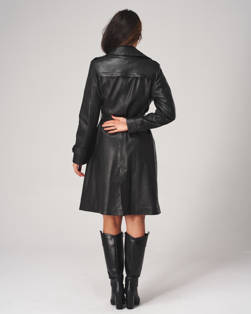 Płaszcz skórzany damski w kolorze czarnym z paskiem, klasyczny krój, długi, z kołnierzem i szerokimi rękawami