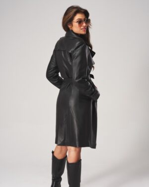 Płaszcz skórzany damski w kolorze czarnym z paskiem, kołnierzem i długimi rękawami, idealna na zimowe dni