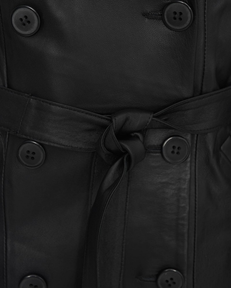 Płaszcz skórzany damski w kolorze czarnym z podwójnym zapięciem na guziki i paskiem w talii