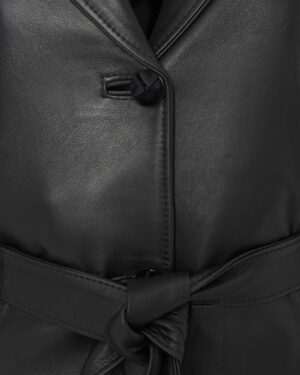 Płaszcz skórzany damski w kolorze czarnym z klasycznym kołnierzem i paskiem w talii, idealna na zimowe dni