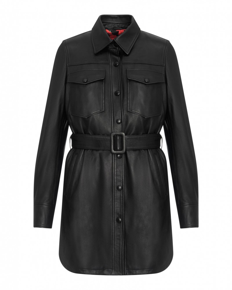 Płaszcz skórzany damski w kolorze czarnym z paskiem w talii i kieszeniami na piersi