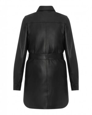 Czarny płaszcz skórzany damski z długim rękawem i paskiem w talii, klasyczny krój z kołnierzem