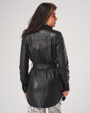 Czarny płaszcz skórzany damski z paskiem, długim rękawem i kołnierzem, idealna na zimowe dni
