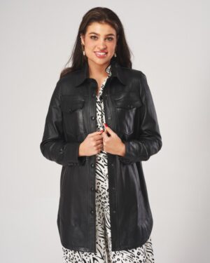 Płaszcz skórzany damski w kolorze czarnym, z kieszeniami i klasycznym kołnierzem, idealna na zimowe dni