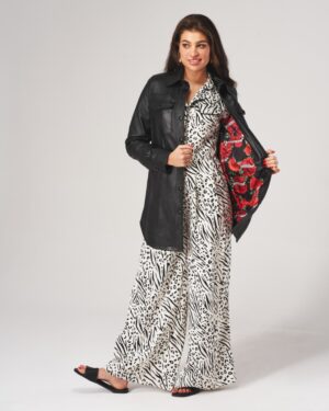 Płaszcz skórzany damski w kolorze czarnym, z eleganckim kołnierzem i kolorowym wnętrzem w kwiaty