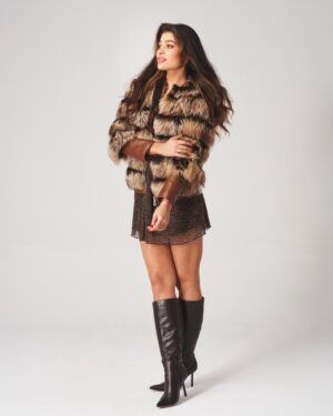 Futro naturalne w odcieniach brązu z brązowymi skórzanymi rękawami i eleganckim kołnierzem