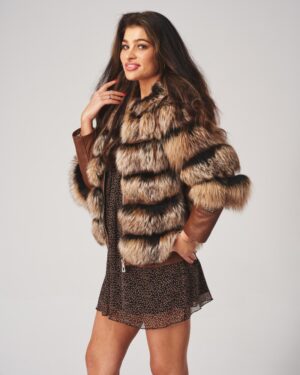 Futro naturalne w odcieniach brązu z efektownym kołnierzem i skórzanymi rękawami, idealne na zimowe dni