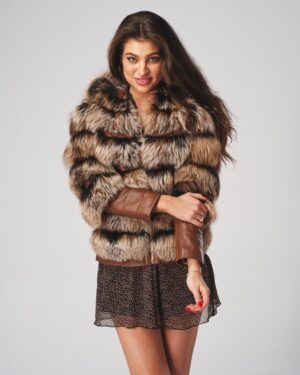 futro naturalne w odcieniach brązu z brązowymi skórzanymi rękawami i kołnierzem, idealne na zimowe dni