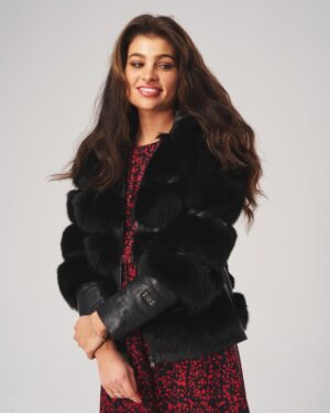 Futro naturalne w czarnym kolorze z eleganckim wykończeniem i delikatnymi detalami przy rękawach