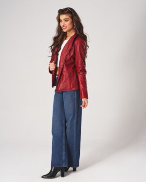 Kurtka skórzana damska w intensywnym czerwonym kolorze, z zamkiem i klasycznym krojem, idealna na chłodne dni