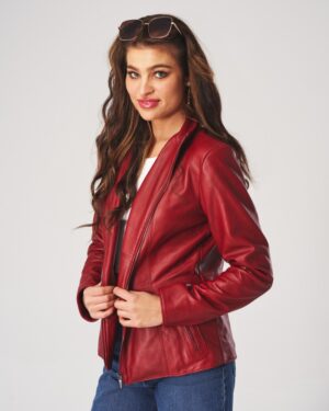 Kurtka skórzana damska w intensywnym czerwonym kolorze z dopasowanym krojem i zamkiem błyskawicznym