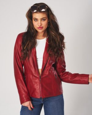 Kurtka skórzana damska w intensywnym czerwonym kolorze z zamkiem i kieszeniami bocznymi
