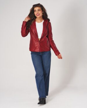 Kurtka skórzana damska w intensywnym czerwonym kolorze z kapturem i kieszeniami, idealna na zimowe dni