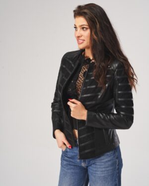 Kurtka skórzana damska w kolorze czarnym z ozdobnymi paskami i zapięciem na zamek błyskawiczny