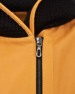 Kurtka skórzana damska w intensywnym żółtym kolorze z czarnym kapturem i zamkiem błyskawicznym