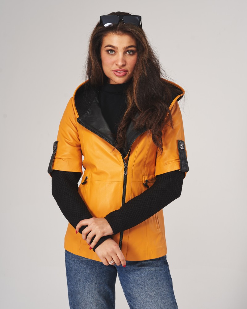 Kurtka skórzana damska w intensywnym żółtym kolorze z dużym kołnierzem i czarnymi detalami