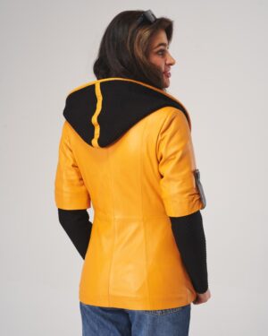 Kurtka skórzana damska w intensywnym żółtym kolorze z czarnym kapturem i krótkimi rękawami