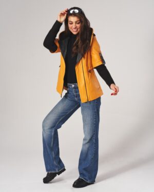 Kurtka skórzana damska w intensywnym żółtym kolorze z kapturem i asymetrycznym zapięciem