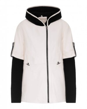 Kurtka skórzana damska w białym kolorze z czarnymi rękawami i dużym kapturem, idealna na zimowe dni