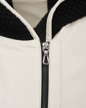Kurtka skórzana damska w jasnym kolorze z białym, quiltowanym kapturem i zamkiem błyskawicznym