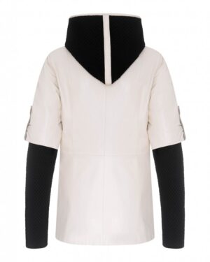 Kurtka skórzana damska w kolorze białym z czarnym kapturem i długimi rękawami z fakturowanej tkaniny