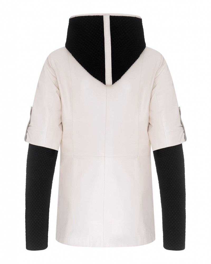 Kurtka skórzana damska w kolorze białym z czarnym kapturem i długimi rękawami z fakturowanej tkaniny