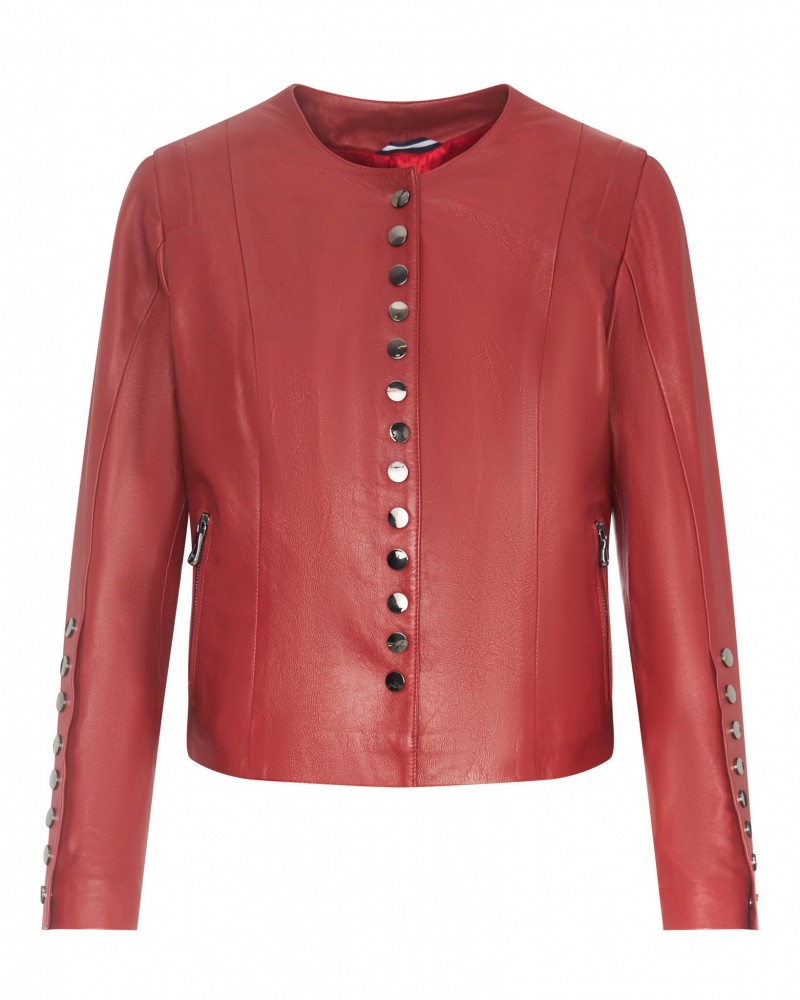 Kurtka skórzana damska w intensywnym czerwonym kolorze z metalowymi guzikami i prostym krojem