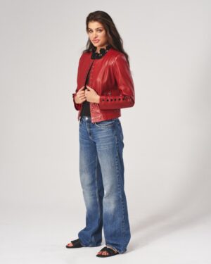 czerwona kurtka skórzana damska z guzikami i ozdobnymi detalami, idealna na zimowe dni