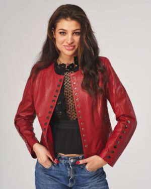 kurtka skórzana damska w intensywnym czerwonym kolorze z ozdobnymi guzikami i krótkim krojem