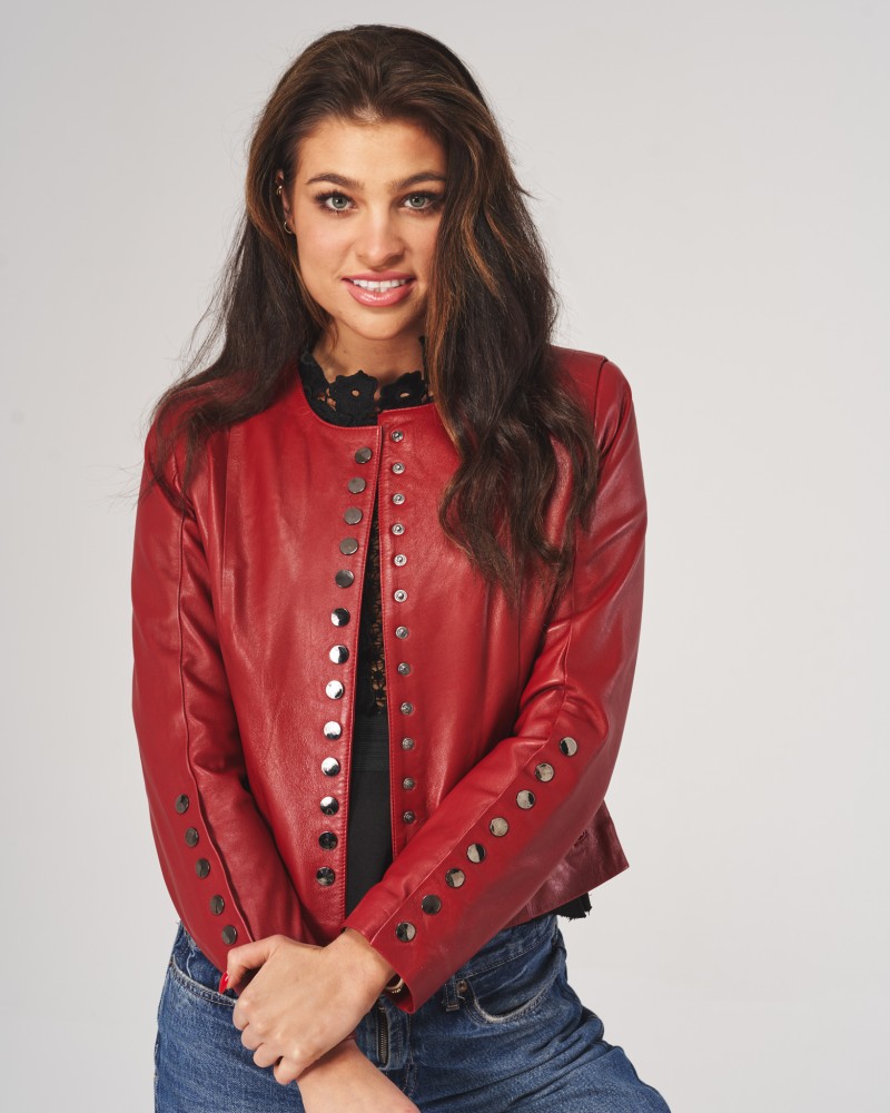 Kurtka skórzana damska w intensywnym czerwonym kolorze z ozdobnymi guzikami i prostym krojem