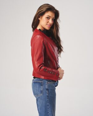 Czerwona kurtka skórzana damska z guzikiem, dopasowany krój, ozdobne detale na rękawach