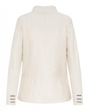 Kurtka skórzana damska w jasnym odcieniu z eleganckim kołnierzem i metalowymi detalami na rękawach