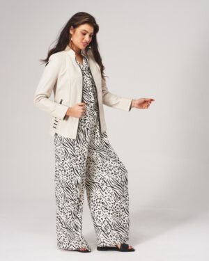 kurtka skórzana damska w kolorze beżowym z delikatnym kołnierzem i zapięciem na zamek