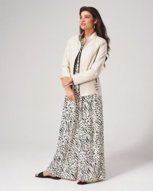 Kurtka skórzana damska w jasnym kolorze z delikatnym kołnierzem i ozdobnymi zamkami po bokach