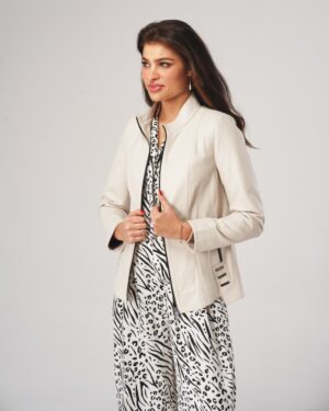 Kurtka skórzana damska w jasnym kolorze, z zamkiem, dopasowanym krojem i subtelnymi detalami