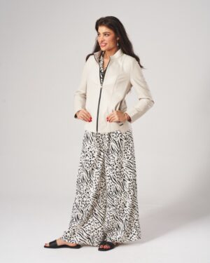 Kurtka skórzana damska w jasnym kolorze z zamkiem i eleganckim kołnierzem, idealna na zimowe dni