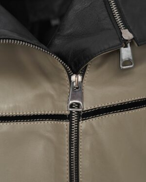 Kurtka skórzana damska w beżowym kolorze z czarnymi detalami i metalowym zamkiem błyskawicznym
