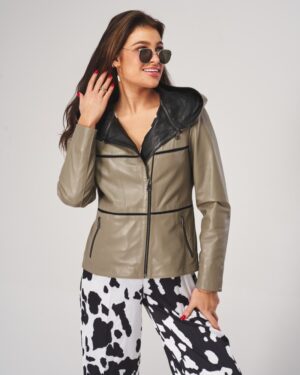 Kurtka skórzana damska w oliwkowym kolorze z czarnym kapturem i ozdobnymi zamkami na bokach