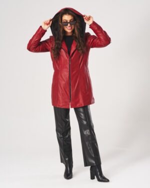 Kurtka skórzana damska w intensywnym czerwonym kolorze z kapturem i zamkiem błyskawicznym