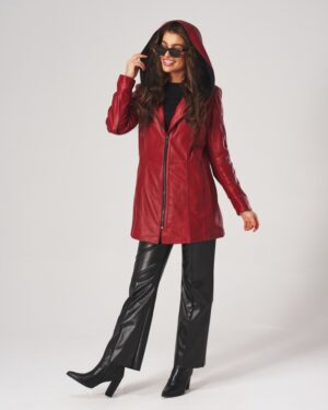 kurtka skórzana damska w kolorze czerwonym z kapturem i zamkiem błyskawicznym, idealna na zimowe dni