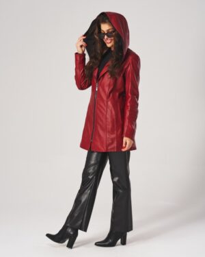 Kurtka skórzana damska w intensywnym czerwonym kolorze z kapturem i stylowym zapięciem na zamek