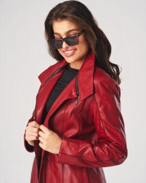 Czerwona kurtka skórzana damska z dużym kołnierzem i zamkiem błyskawicznym, idealna na zimowe dni