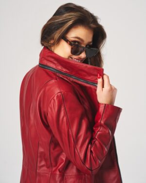 Czerwona kurtka skórzana damska z wysokim kołnierzem i zamkiem, idealna na zimowe dni