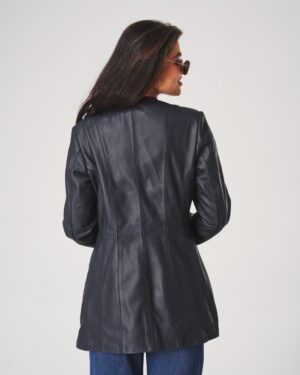 Kurtka skórzana damska w kolorze czarnym, o dopasowanym kroju z wyraźnymi przeszyciami i długimi rękawami